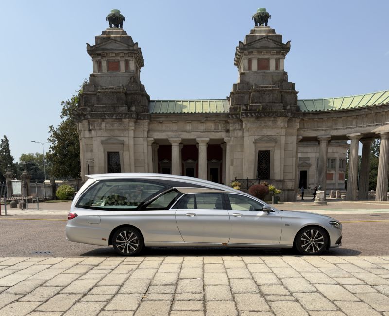 Servizio di trasporti funebri a Milano con autofunebri moderne ed eleganti di Onoranze Funebri Musocco