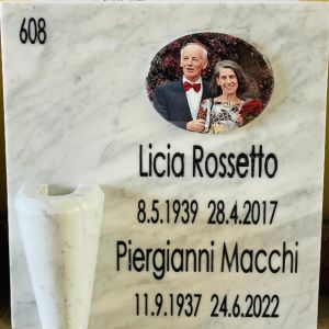 Cella ossario in marmo con foto e composizione floreale - Onoranze Funebri Musocco Milano