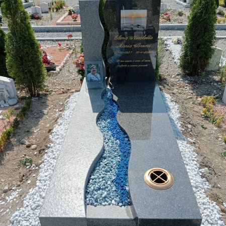 Realizzazione di monumenti decennali in marmo e granito per tombe a terra a Milano - Certosa Marmi