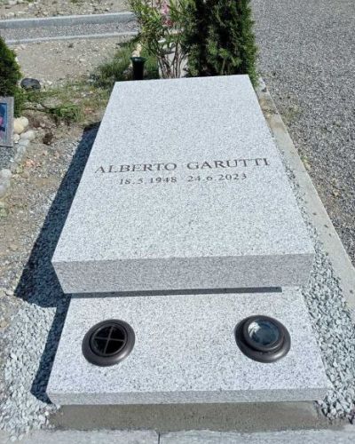Lapide funeraria in granito grigio con candele votive - Onoranze Funebri Musocco Milano
