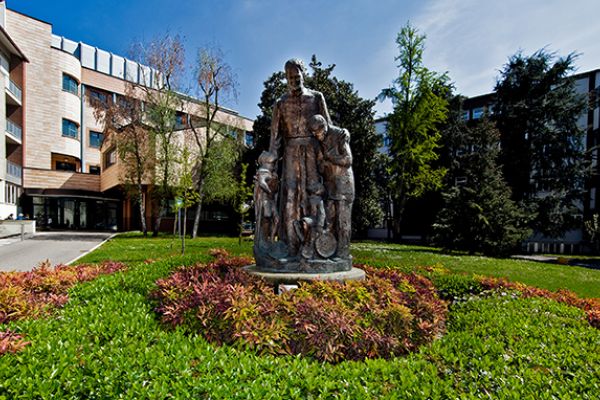 Ingresso della Fondazione Don Gnocchi di Milano, zona San Siro