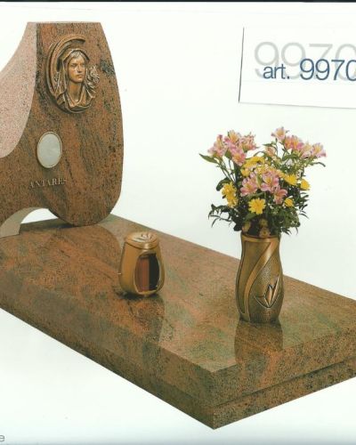 Monumento funebre decennale in granito rosso con stele circolare - Onoranze Funebri Musocco Milano