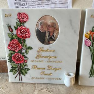 Cella ossario in marmo con rose rosse e fotoceramica - Onoranze Funebri Musocco Milano