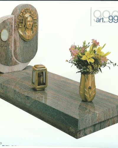 Monumento funebre decennale in granito verde con stele circolare e portafoto - Onoranze Funebri Musocco Milano