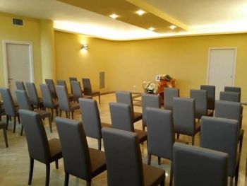 Sala cerimonie con posti a sedere per il rito funebre - Onoranze Funebri Musocco Milano
