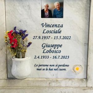 Cella ossario in marmo con foto e decoro floreale colorato - Onoranze Funebri Musocco Milano