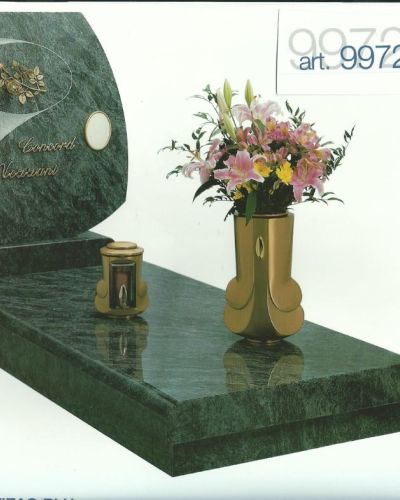 Monumento funebre decennale in granito verde con stele sagomata e vaso portafiori - Onoranze Funebri Musocco Milano