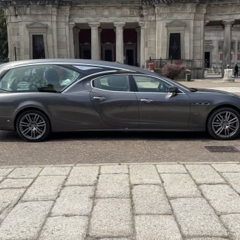 Autofunebre Maserati elegante per servizi funebri a Milano - Onoranze Funebri Musocco