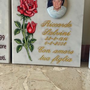 Cella ossario in marmo con rosa dipinta e foto - Onoranze Funebri Musocco Milano