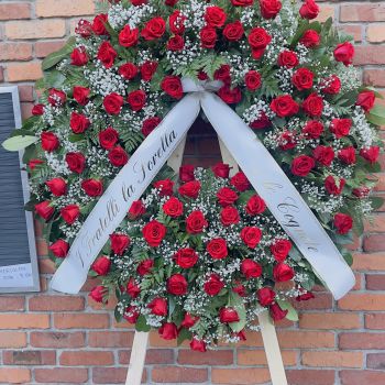Corona di rose rosse per servizio funebre di Onoranze Funebri Musocco Milano