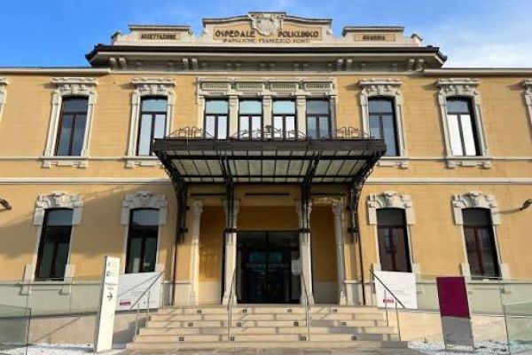 Facciata storica dell'Ospedale Maggiore Policlinico di Milano