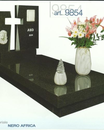 Monumento funebre decennale in granito Nero Africa con croce - Onoranze Funebri Musocco Milano
