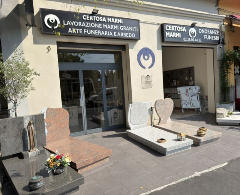Vetrina ufficio e ingresso laboratorio Onoranze Funebri Musocco - - Certosa Marmi