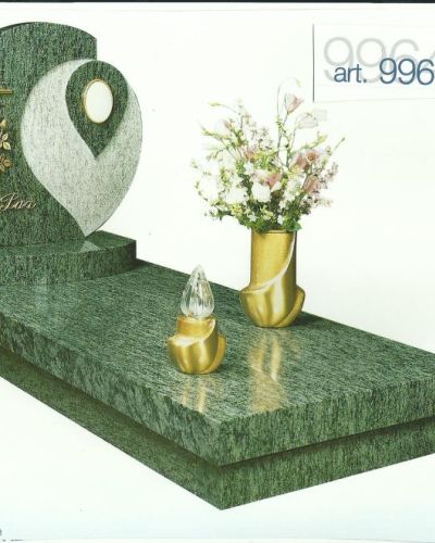 Monumento funebre decennale in granito verde con stele a goccia - Onoranze Funebri Musocco Milano