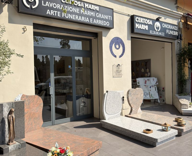 Vetrina ufficio e ingresso laboratorio Onoranze Funebri Musocco - - Certosa Marmi