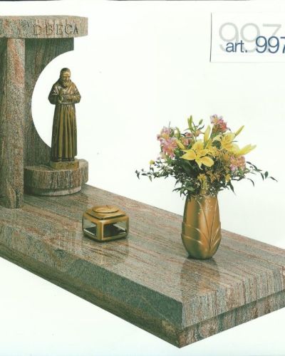 Monumento funebre decennale in granito verde con statua decorativa - Onoranze Funebri Musocco Milano