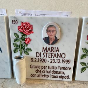 Cella ossario in marmo con rosa incisa e foto - Onoranze Funebri Musocco Milano
