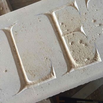 incisione di lapidi e monumenti funebri nel laboratorio di di onoranze funebri Musocco Milano