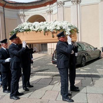 feretro trasportato in spalla da 4 necrofori di onoranze funebri Musocco Milano