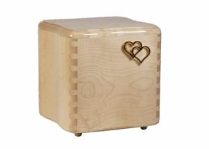 Urna cineraria cubo in legno chiaro, con decorazione cuori in metallo per la conservazione delle ceneri - Onoranze Funebri Musocco