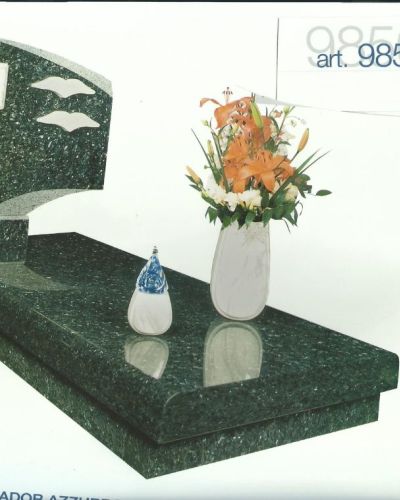 Monumento funebre decennale in granito Labrador con stele sagomata - Onoranze Funebri Musocco Milano