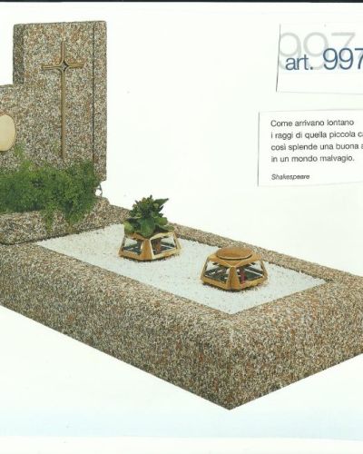 Monumento funebre decennale in granito con stele a colonna e composizione floreale - Onoranze Funebri Musocco Milano