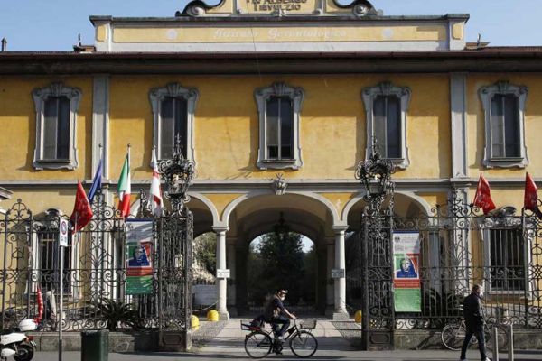 Facciata storica del Pio Albergo Trivulzio di Milano, zona Baggio