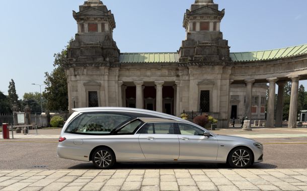 Autovettura funebre Mercedes con feretro davanti ad una chiesa per un servizio funebre di Onoranze funebri Musocco - Milanoi