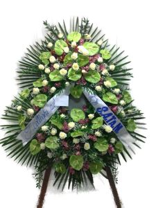 Corona funebre bianca su cavalletto con fascia - Onoranze Funebri Musocco Milano